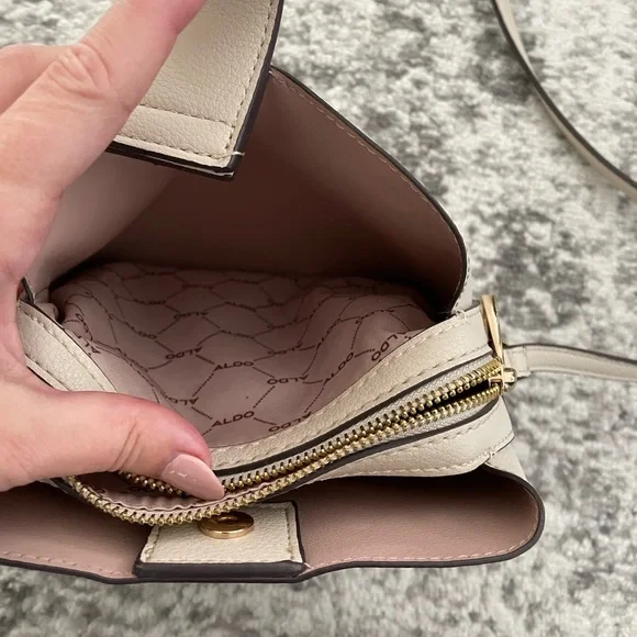 4/$20 Aldo cream shoulder bag - Picture 4 of 8